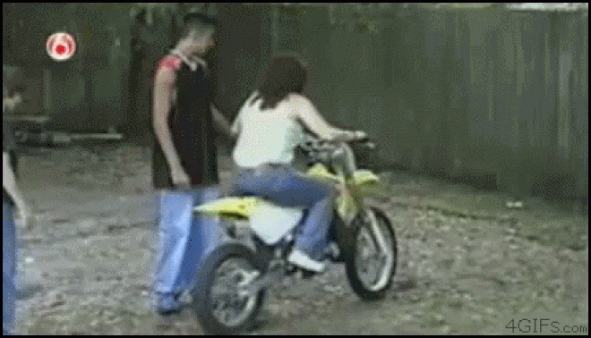 Cười ngả nghiêng trước những cảnh phụ nữ thích “nghịch” xe máy - 7