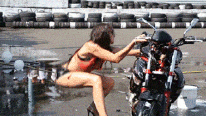 Cười ngả nghiêng trước những cảnh phụ nữ thích “nghịch” xe máy - 9