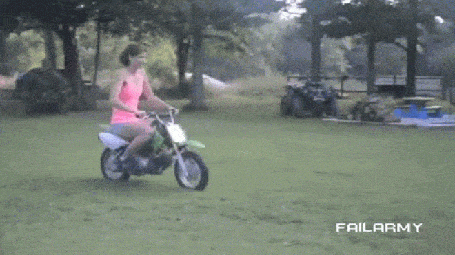 Cười ngả nghiêng trước những cảnh phụ nữ thích “nghịch” xe máy - 11