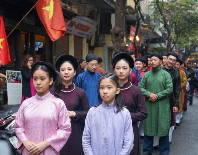 Một trong những hoạt động phục dựng áo dài ngũ thân trên phố cổ Hà Nội năm 2020 của nhóm Đình làng Việt.