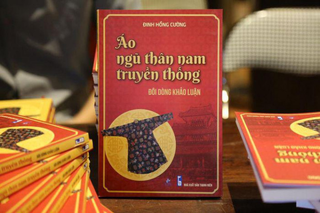 Cuốn "Áo ngũ thân nam truyền thống: Đôi dòng khảo luận" - tác giả Đinh Hồng Cường vừa được ra mắt năm 2020.