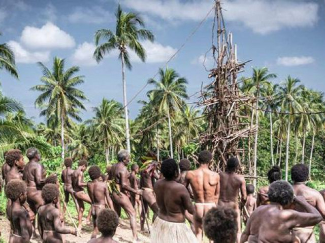 Du lịch - Lễ hội độc đáo đàn ông Vanuatu bán khỏa thân thực hiện cú nhảy “tử thần” hút du khách