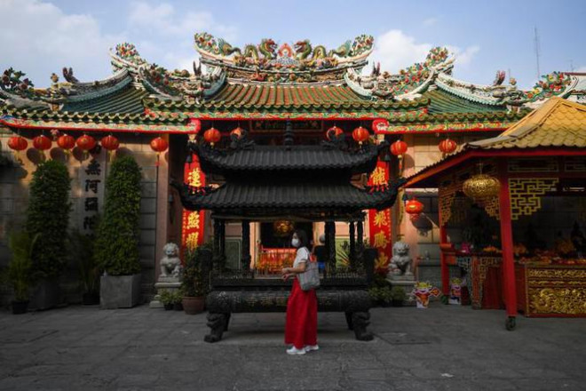 Một người phụ nữ đeo khẩu trang đi
giữa khu Phố Tàu (thủ đô Bangkok, Thái Lan).