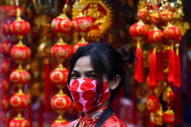 Khắp châu Á trang hoàng lung linh, người dân đeo khẩu trang đi sắm Tết - 7