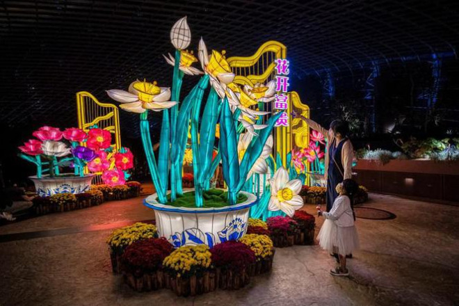 Khách tham quan đeo khẩu trang khi dự
Lễ hội mùa xuân tại Gardens by the Bay (Singapore).