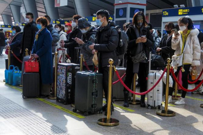 Người dân Bắc Kinh xếp hàng chờ lên
tàu về quê.