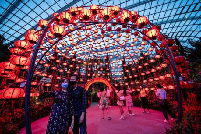 Khắp châu Á trang hoàng lung linh, người dân đeo khẩu trang đi sắm Tết - 4