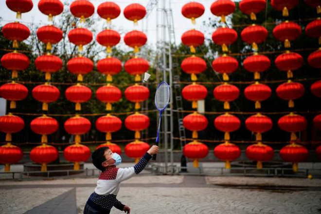 Một bé trai chơi cầu lông khi được
nghỉ Tết ở Vũ Hán (Hồ Bắc, Trung Quốc).