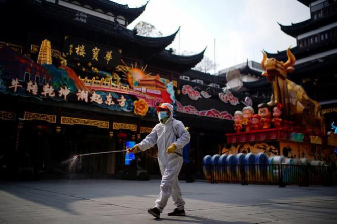 Khử khuẩn trước Tết ở Thượng Hải
(Trung Quốc).