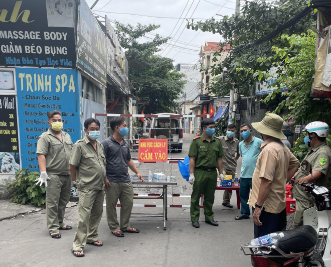 Lực lượng chức năng phong tỏa một con hẻm ở phường Đông Hưng Thuận, quận 12, TP HCM