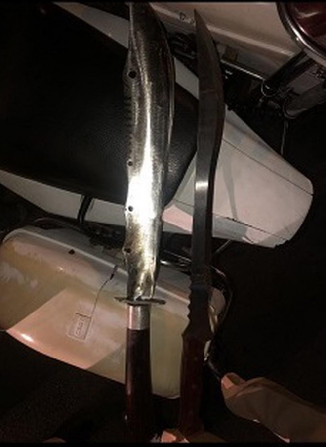 Hung khí do CSGT thu được. Ảnh: HK