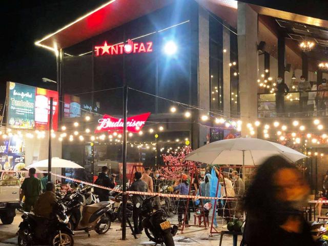 Tin tức trong ngày - TP.HCM thông báo khẩn tìm người đến quán ăn, nhà sách