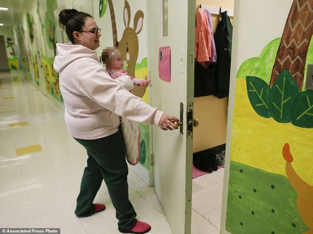 Pháp luật - Cuộc sống ngoài sức tưởng tượng của nữ phạm nhân nuôi con sau song sắt