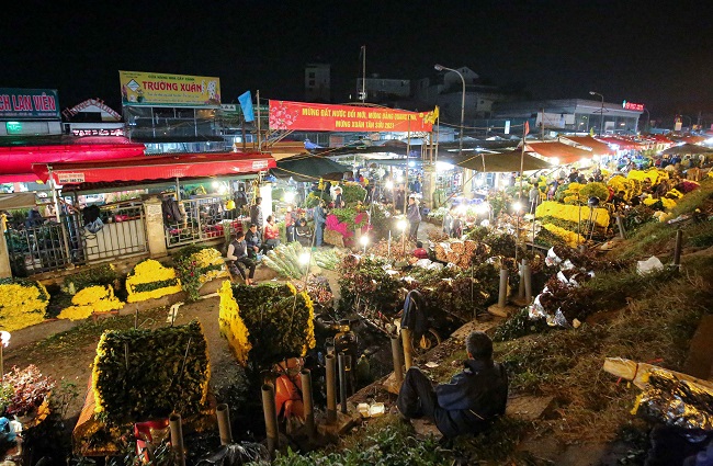 Chợ hoa Quảng Bá (Tây Hồ - Hà Nội) là một trong những địa điểm tập trung nhiều người lao động ngoại tỉnh. Đặc biệt trong những ngày giáp Tết, dòng người đổ về đây mỗi lúc một đông hơn với hy vọng kiếm thêm được “miếng cơm manh áo” cho gia đình có cái Tết sum vầy.
