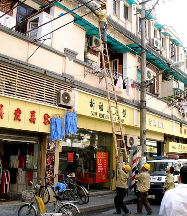 Chắc phải luyện tập nhiều lắm mới có thế nâng được thang kiểu này.

