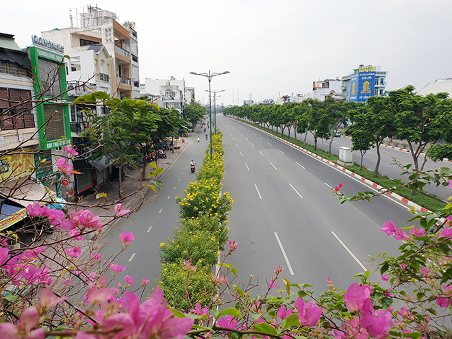 Xem hình ảnh về Sài Gòn vào dịp Tết. Đường phố trống vắng, không gian yên bình sẽ khiến bạn cảm thấy thư thái và nghỉ ngơi. Không có những đám đông tấp nập khiến bạn có thể tận hưởng Tết của mình một cách thoải mái và tuyệt vời.