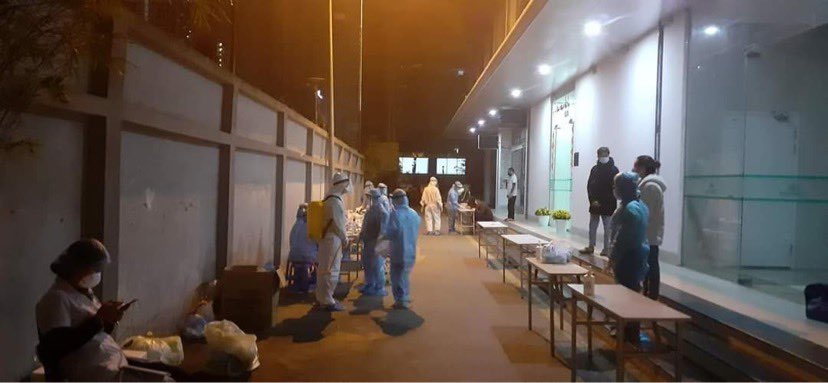 Lực lượng y tế lấy mẫu xét nghiệm tại nơi có ca nhiễm COVID-19 ở Trần Bình, Mỹ Đình 2, (Nam Từ Liêm, Hà Nội).