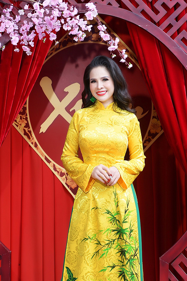 Hoa hậu Lê Thanh Thúy khoe sắc trong áo dài Tết trẻ trung rạng rỡ - 1