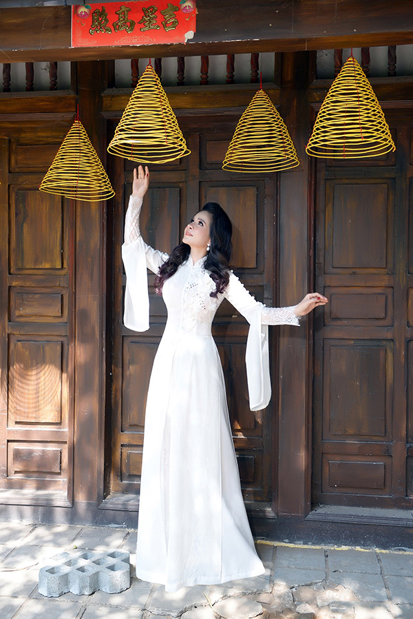 Hoa hậu Lê Thanh Thúy khoe sắc trong áo dài Tết trẻ trung rạng rỡ - 3