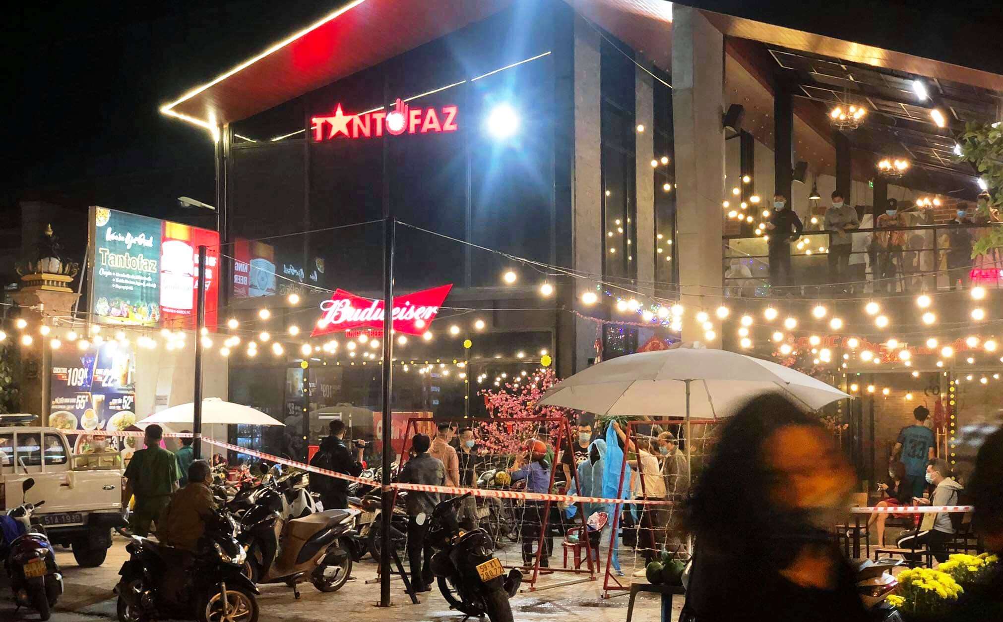 HCDC cũng thông báo những người đến quán ăn Vườn nướng Mái Đỏ (quán TantoFaz), địa chỉ 146 đường Tây Hòa khẩn trương khai báo y tế