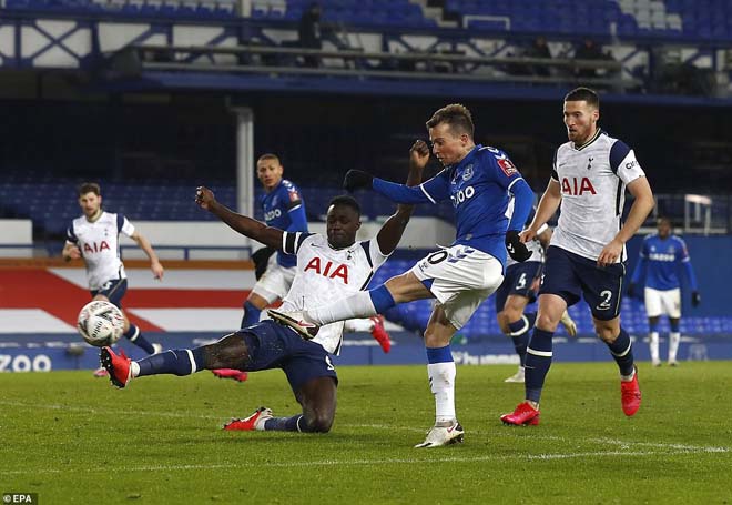 Trận đấu giữa Everton (áo xanh thẫm) và Tottenham diễn ra hấp dẫn