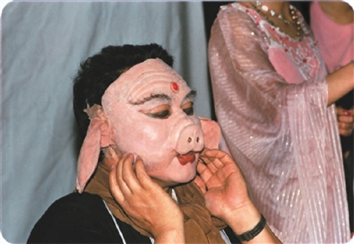 Nhân vật Trư Bát Giới mất nhiều thời gian hóa trang và phải dán bằng rất nhiều keo.