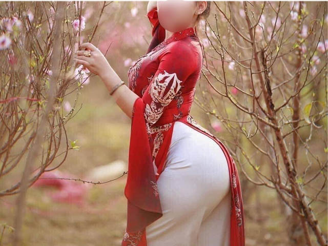 Thời trang - "Thiếu nữ bên hoa đào" mặc áo dài, tạo dáng muốn "đau lưng"