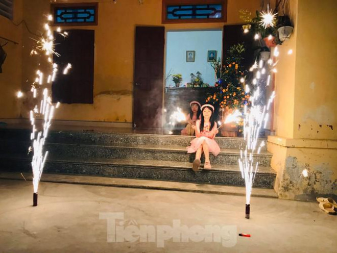 Trong ký ức nhiều thế hệ, từ thành thị đến nông thôn nhà ai cũng cố sắm cho được bánh pháo đốt đêm giao thừa. Từ chiều 30 Tết, lũ trẻ đã háo hức hồi hộp đếm thời gian chờ đến 12 giờ đêm để được ngửi mùi thuốc pháo, ánh chớp của các nụ pháo bay lên. Trong ảnh là một gia đình ở Nam Định cho con mặc quần áo mới để xem pháo hoa, đón giao thừa.