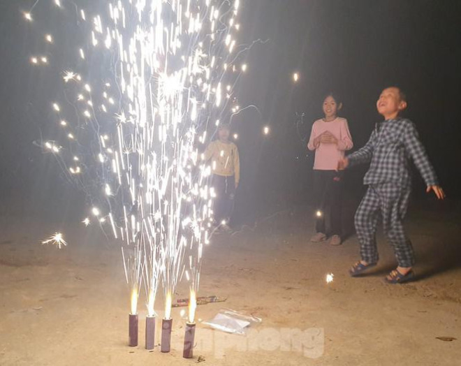Chưa một lần được cầm, đốt pháo hoa trực tiếp nên các cháu tỏ ra rất phấn khích.