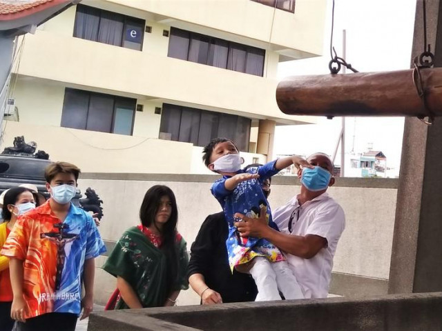 Tin tức trong ngày - Người Sài Gòn xếp hàng dài đánh chuông ngày đầu năm mới