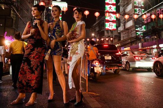 Các cô gái đứng trên một con phố được trang trí chào đón tết âm lịch tại khu Chinatown ở Bangkok, Thái Lan. Ảnh: Reuters