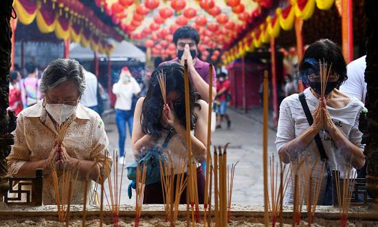 Tết Tân Sửu 2021 đang đến gần trong bối cảnh dịch COVID-19 vẫn hoành hành, khiến người dân nhiều quốc gia châu Á và hình ảnh đón năm mới cũng khác với mọi năm. Trong ảnh, người dân Thái Lan thắp hương tại một ngôi đền ở thủ đô Bangkok. Ảnh: Reuters