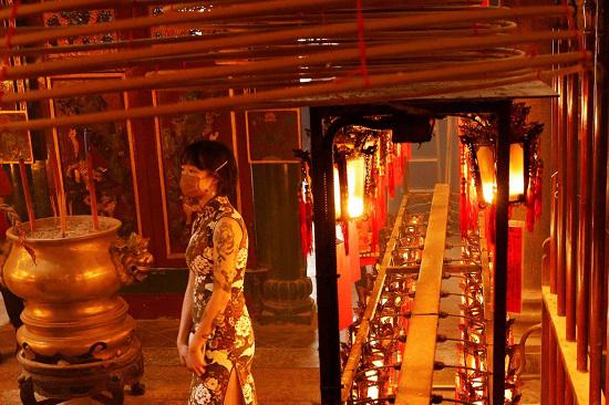 Đi đền chùa là truyền thống của người dân Hong Kong cũng như người Hoa ở nhiều nước trong những ngày Tết. Chỉ khác là năm nay người đi chùa gần như đều đeo khẩu trang. Ảnh:&nbsp;Reuters