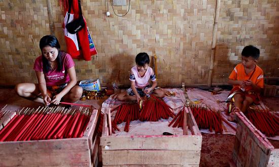 Một gia đình sản xuất&nbsp;que hương lớn ở ngoại ô Thủ đô Jakarta của Indonesia. Ảnh: Reuters