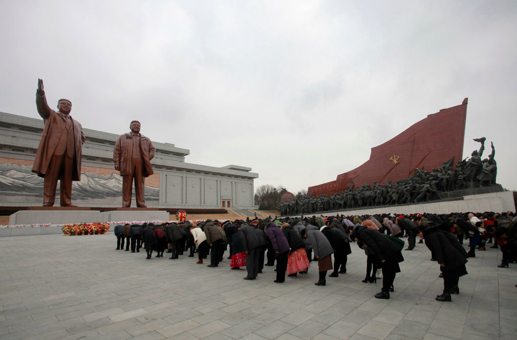 Người Triều Tiên bày tỏ lòng thành kính với hai cố lãnh đạo những ngày đầu năm mới (ảnh: NY Times)
