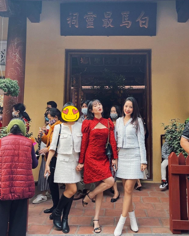 Đi chùa cầu may, hot girl Việt gây tranh cãi khi diện váy khoét ngực