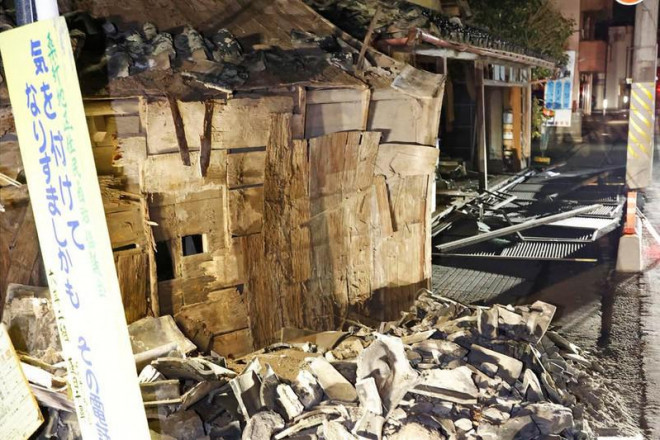 Một ngôi nhà bị hư hại tại tỉnh Fukushima. Ảnh: AP