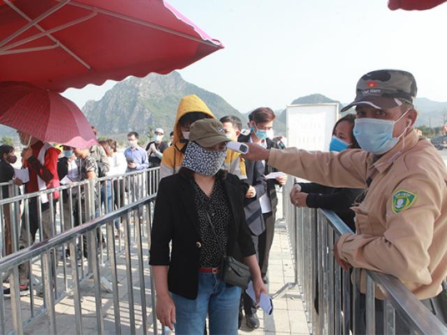 Tin tức trong ngày - Người dân chen nhau khai báo y tế, viếng chùa Tam Chúc chiều mùng 3 Tết