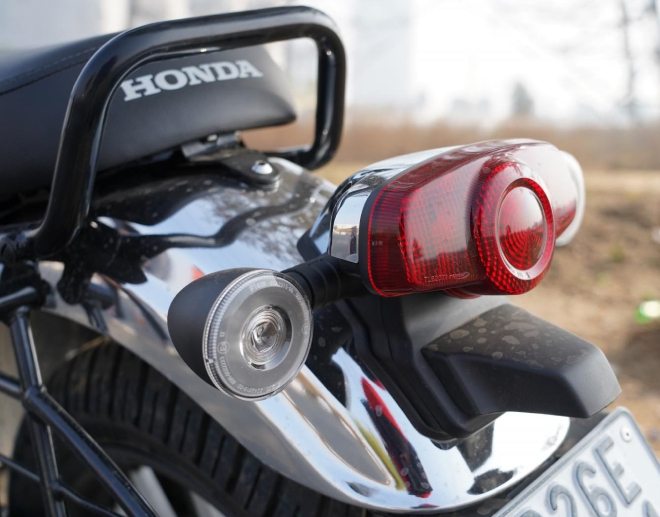 Honda CB350 DLX/Pro: Xế nổ đang HOT có phong cách tân cổ điển - 8