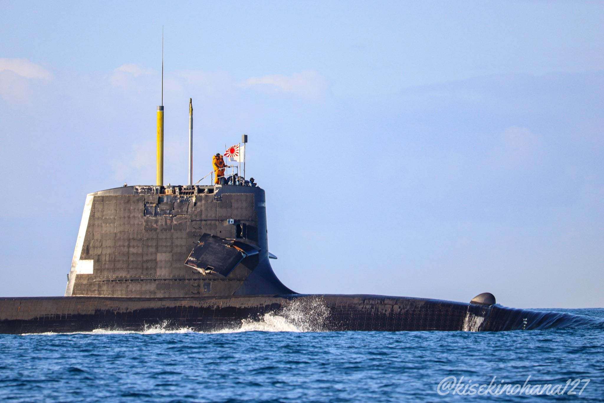 Phần tháp tàu cũng bị hư hỏng đáng kể
sau cú va chạm.