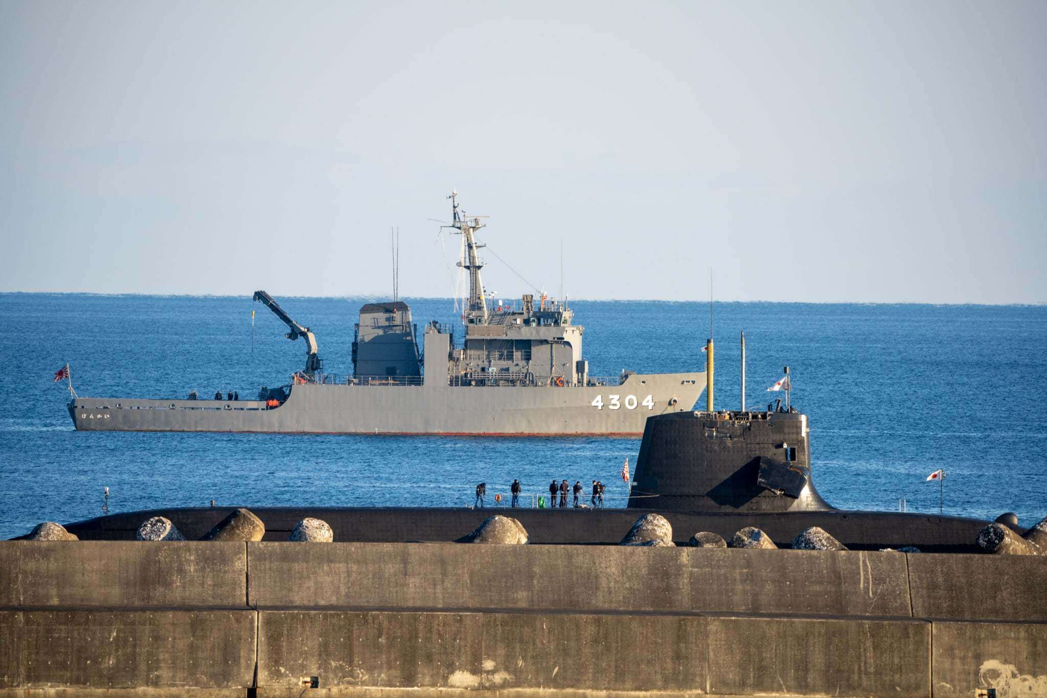 Một chiếc tàu hỗ trợ được điều đến
canh chiếc tàu ngầm đang bị hư hỏng.