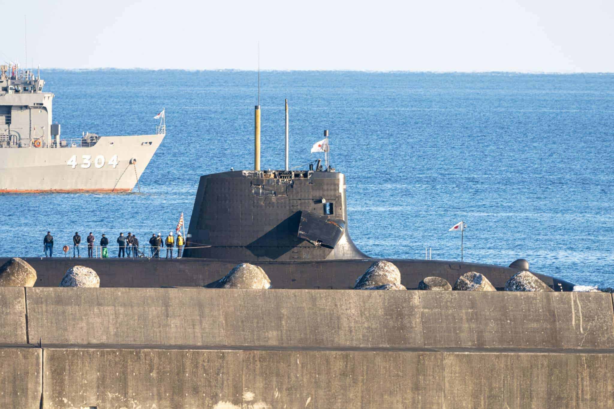 Được biết, cú va chạm xảy ra sau khi
tàu ngầm JS Soryu đang thực hiện thao tác nổi lên mặt nước (rút cạn
nước trong các ống chứa khi tàu lặn) để ứng phó tình thế khẩn
cấp.