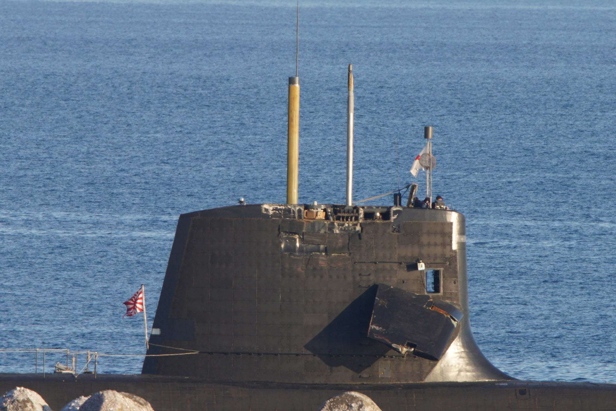 Tuy nhiên, không hiểu vì lý do gì mà
một tàu ngầm hiện đại và phức tạp với hệ thống radar tiên tiến lại
không phát hiện ra chương ngại vật to lớn là chiếc tàu thương mại
đang di chuyển.