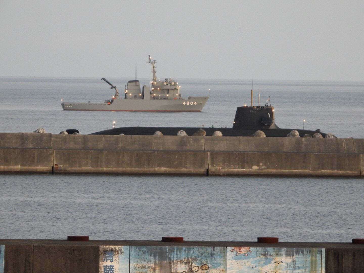 Trong vụ việc này, theo hãng tin
Kyodo, ít nhất 3 người bị thương trong một vụ va chạm giữa tàu ngầm
của Lực lượng Phòng vệ biển Nhật Bản và một tàu thương mại ngoài
khơi tỉnh Kochi.