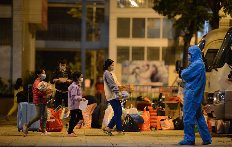 Học sinh trường Tiểu học Xuân Phương được về nhà tiếp tục cách ly. Ảnh: Thế Đại