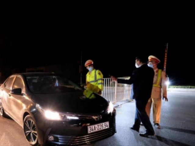 Tin tức trong ngày - Dòng người, xe vội vã rời Hải Dương trước "giờ G" cách ly xã hội