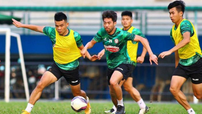 Lee Nguyễn (giữa) gia nhập CLB TP.HCM hồi đầu mùa