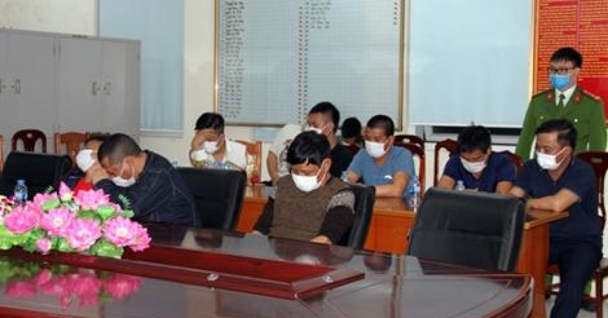 Pháp luật - Bắt 24 con bạc sát phạt giữa mùa dịch, tạm giữ hơn 700 triệu đồng