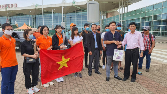 Gòi quà nhỏ của Đại sứ quán (chỉ là mấy hộp xôi, khẩu trang nước uống ...) nhưng là tấm lòng của người ở lại - chúc anh chị em cô bác thượng lộ bình an