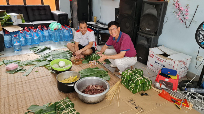 Đại sứ quán, doanh nghiệp và đại diện cộng đồng tổ chức gói bánh chưng để tạo không khí Tết. Điểm đặc biệt ở đây là bánh chưng được gói bằng lá chuối